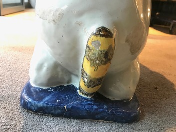 Une paire de grands mod&egrave;les de lions en fa&iuml;ence polychrome de Rouen, France, 18&egrave;me